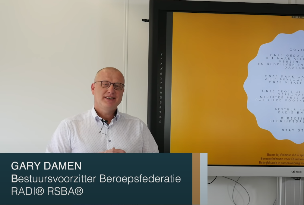 Gary Damen geeft presentatie